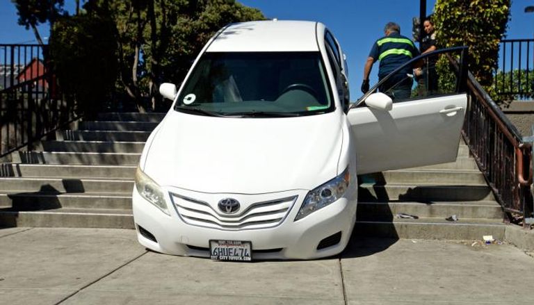 خرائط أوبر تقود سائق إلى الوقوف على الدرج