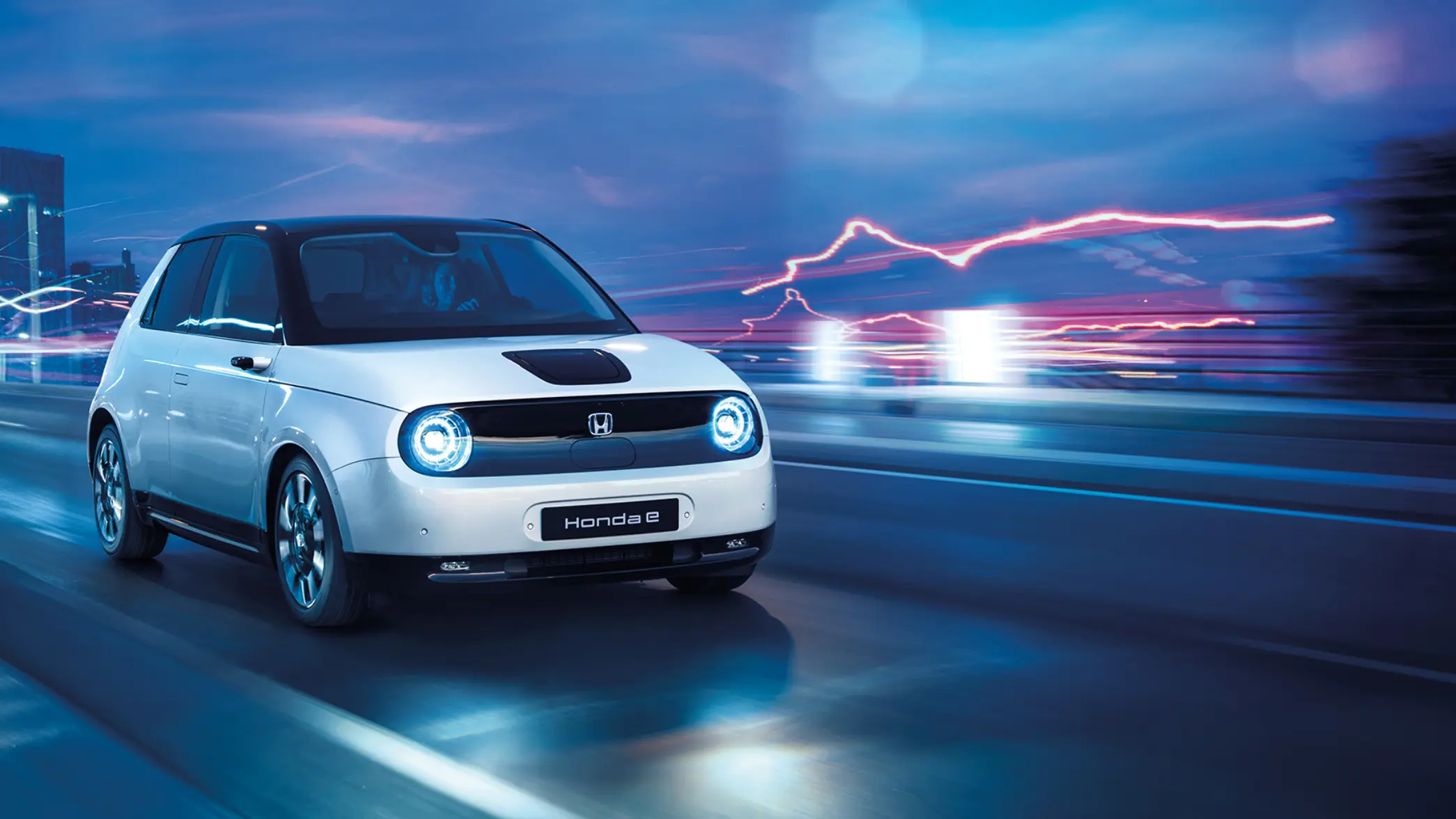 سيارة هوندا E الكهربائية جميع الخدمات من خلال شاشتين تعملان باللمس