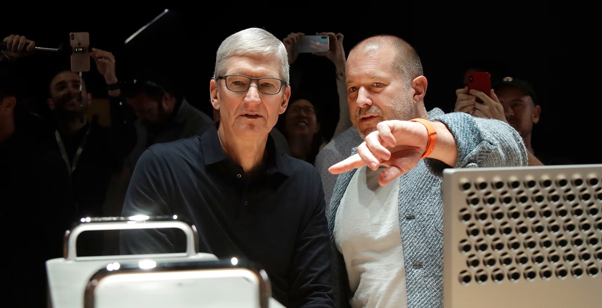 تيم كوك مستاء من التقارير السخيفة حول رحيل جوني إيف عن أبل