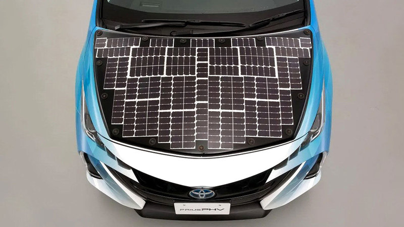 تويوتا تختبر الشحن بالطاقة الشمسية على سياراتها الهجينة