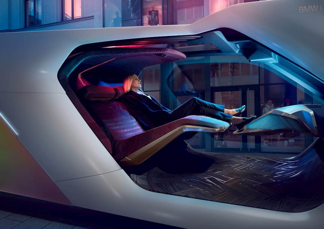 تقنية BMW i Interaction EASE تُسهّل التفاعل مع السيارة