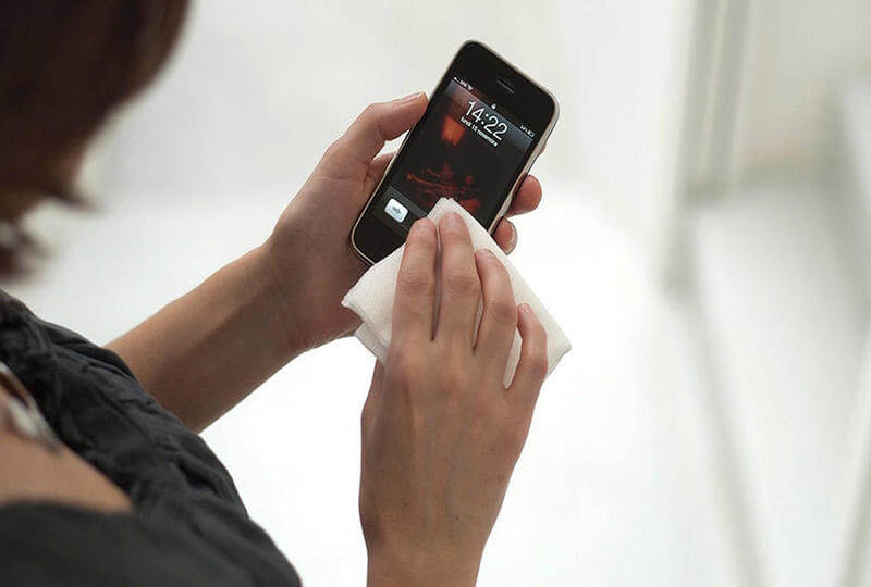 طريقة تنظيف الهاتف من الجراثيم والأوساخ