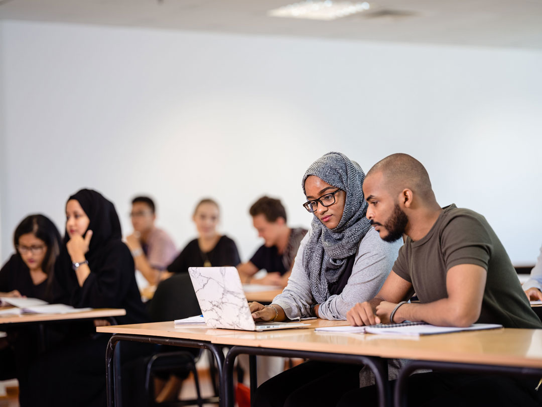 تم افتتاح جامعة ولونغونغ في دبي منذ عام 1993، وعلى مدى 27 عاماً من العمل باتت واحدة من الجامعات المرموقة في المنطقة بفضل معاييرها العالية وبرامجها التعليمية المتميزة.