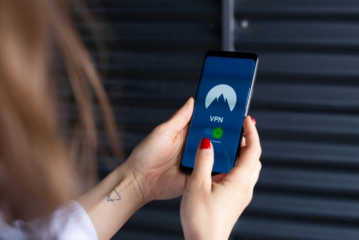 متجر Google Play يزيل أحد أشهر تطبيقات VPN في العالم، ويحذر المستخدمين إلى ضرورة حذفه