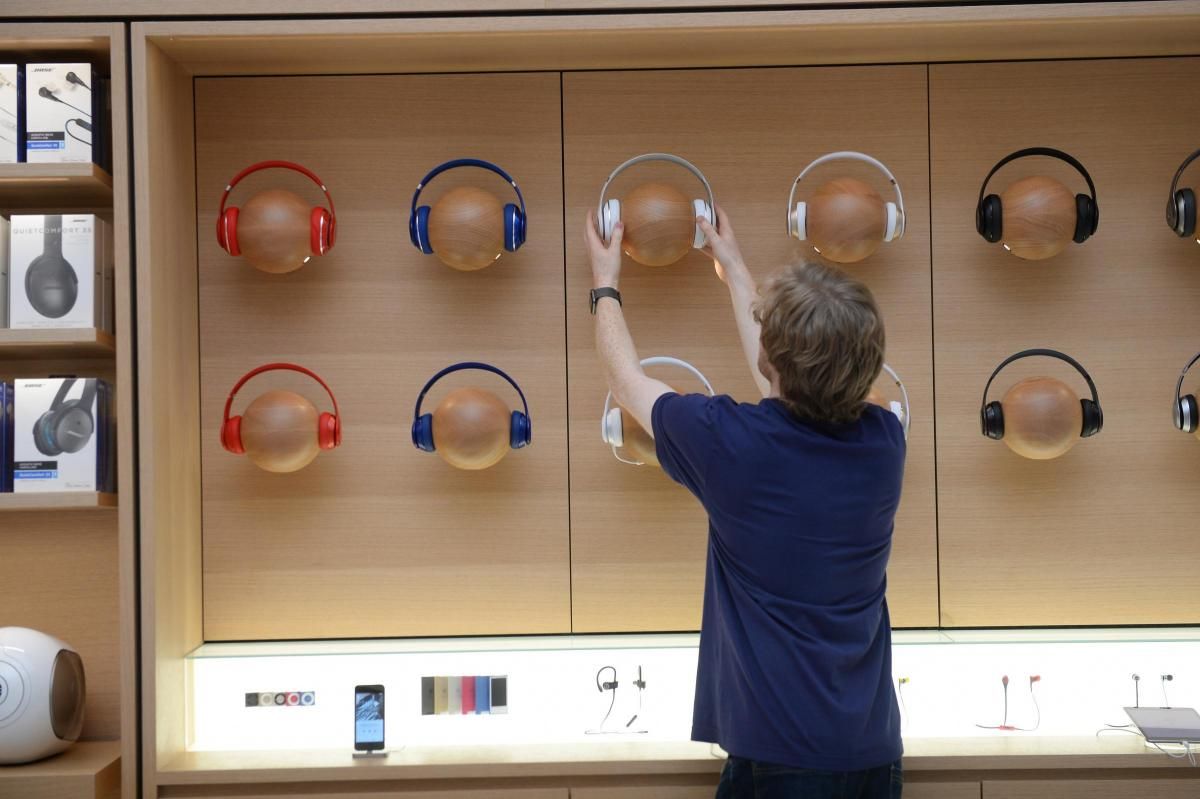 متاجر Apple لن تبيع سماعات من شركات أخرى بعد الآن
