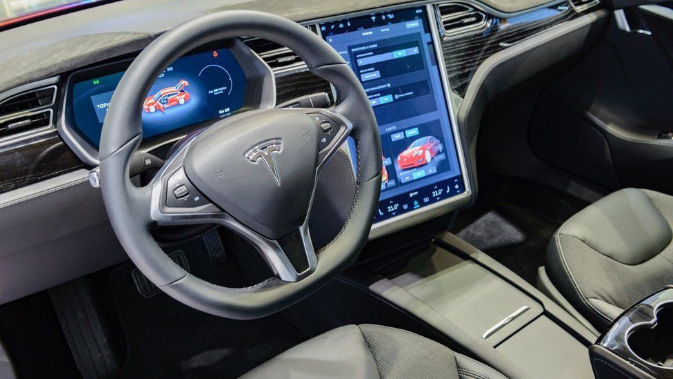 استدعاء 135 ألف سيارة Tesla بسبب مشاكل سلامة قد تنتج حوادث سير