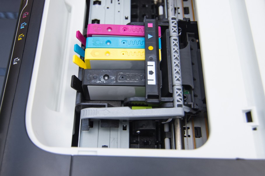 السر البشع لصناعة الطباعة لماذا خراطيش حبر الطابعات باهظة جداً؟