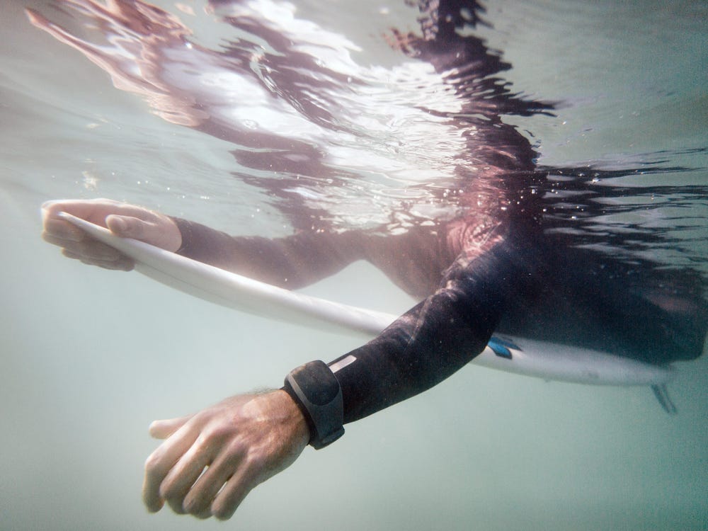 مع أنه عبقري تقني، زوكربيرغ يسقط في فخ سوار الحماية من القرش