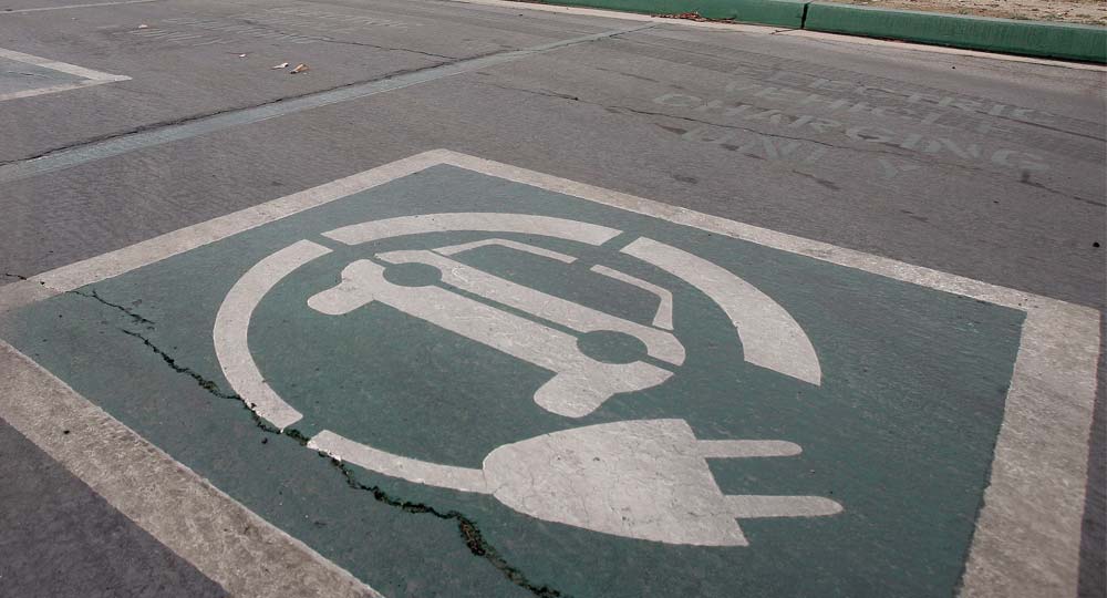 رغم تكلفتها الأعلى، مبيعات السيارات الكهربائية تنمو باستمرار، لماذا؟