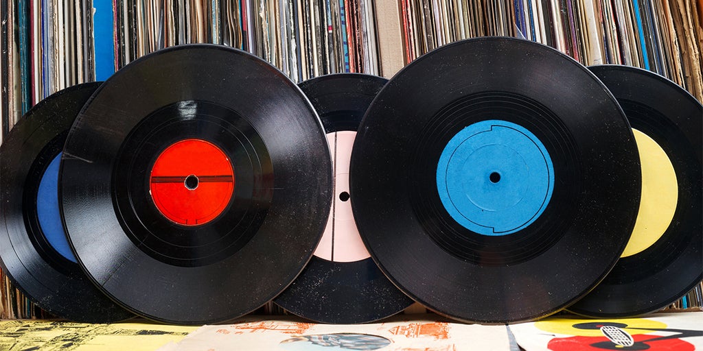 لماذا عادت مبيعات أقراص الفونوجراف للصعود، وهل هي أفضل من الموسيقى الرقمية؟