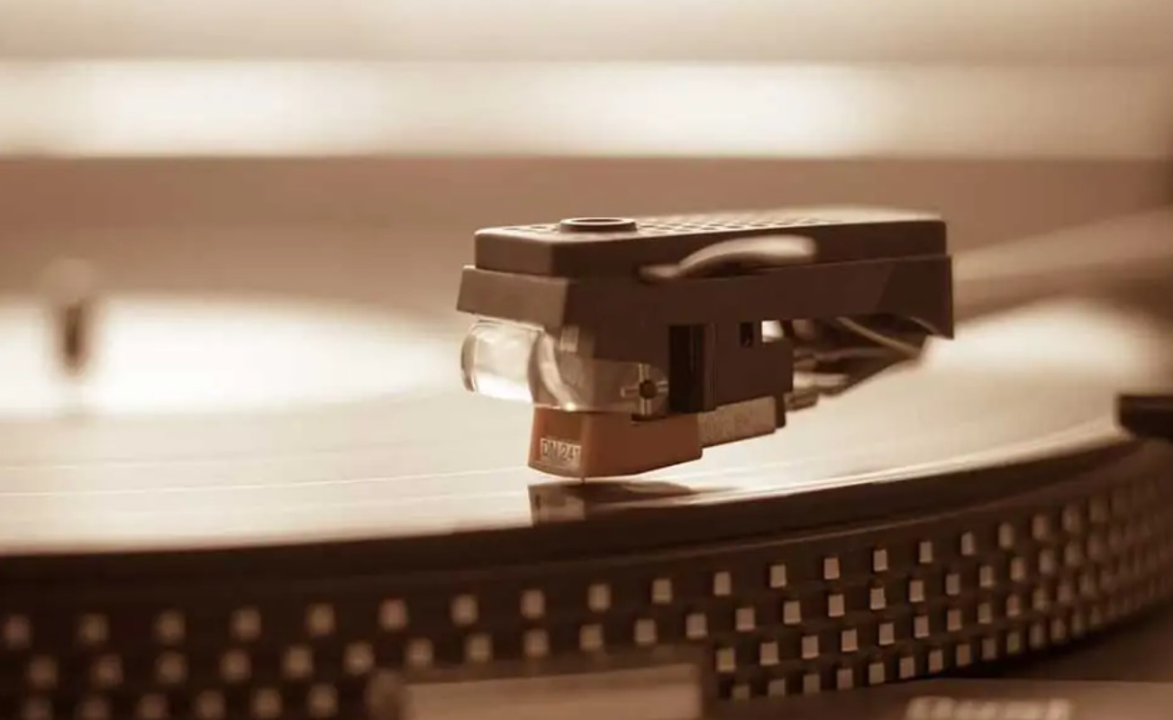 تريد بناء مكتبتك الصوتية من الجرامافون (الفونوغراف)؟ اعرف عيوبها قبل أن تصرف مالك