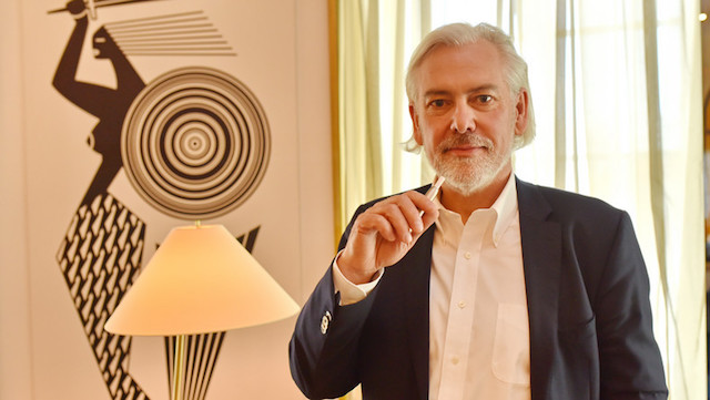 مدير أكبر شركة سجائر في العالم يطالب بحظرها، لكن هناك سر تقني نتن