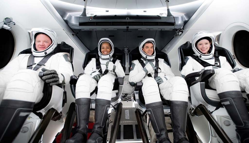 بعد 3 أيام في المدار حول الأرض، عودة أول سياح فضائيين لشركة SpaceX بسلام
