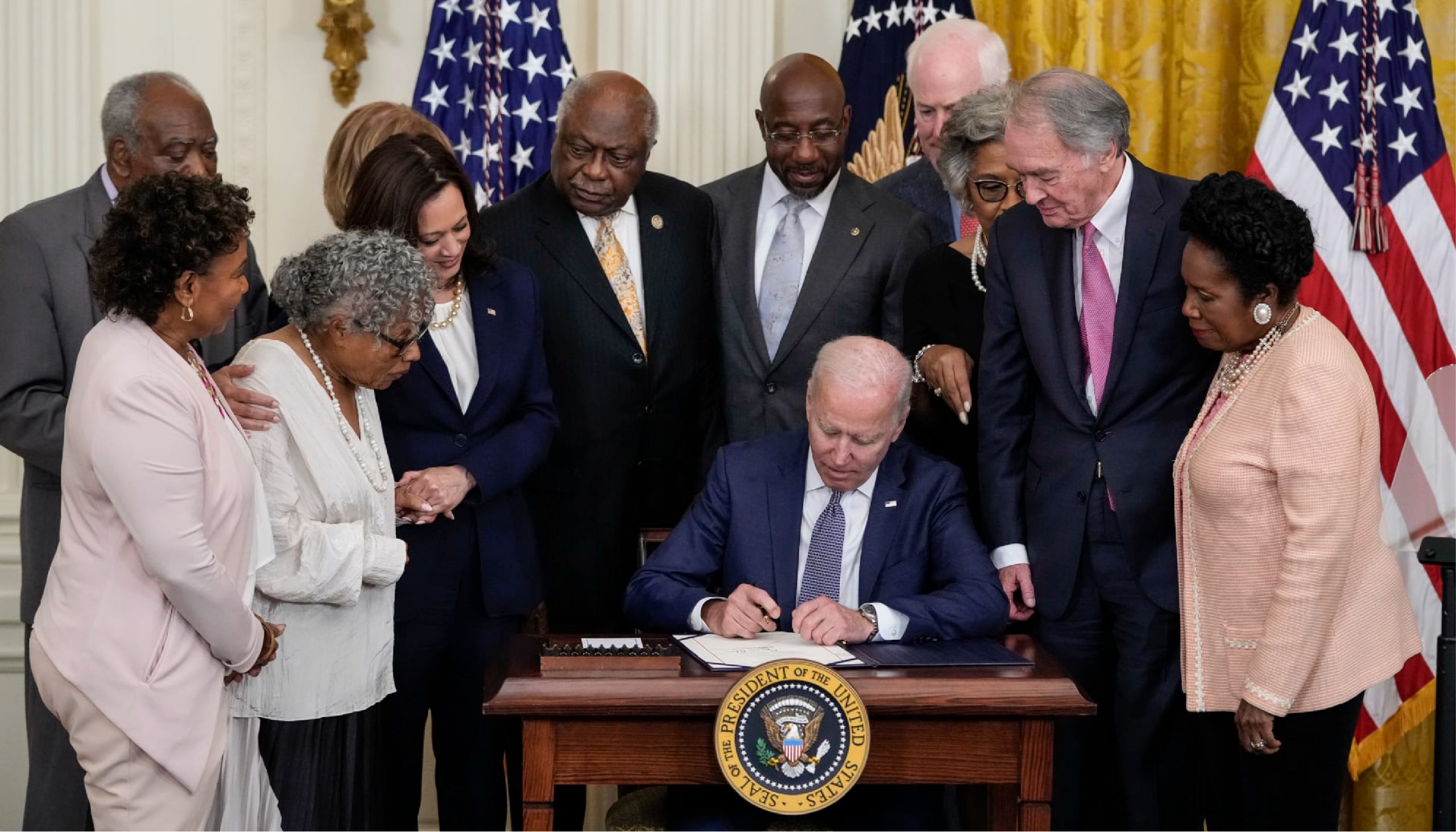 جو بايدن يوقع على مشروع قانون للاستثمار لتعزيز انتاج الرقائق الالكترونية