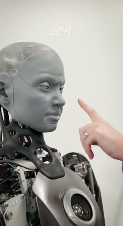 روبوت أميكا ستنزعج أن اقتربت منها!