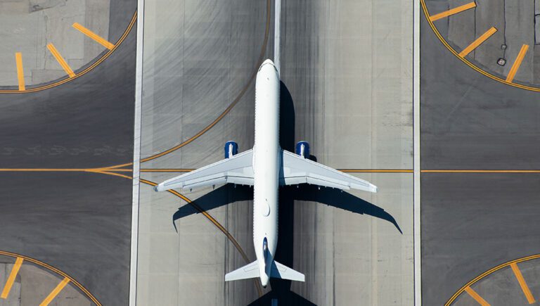 بسبب كابل مقطوع، إلغاء مئات رحلات الطيران حول العالم وآلاف الركاب عالقون