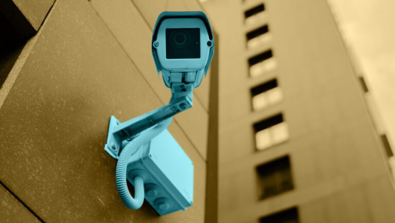 بفضل سترة مع أضواء خاصة، يمكنك حماية هويتك من كاميرات المراقبة