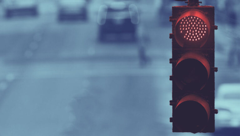 مدينة كندية تتحدى السائقين: لا ضوء أخضر إلّا لمن يلتزم بحدود السرعة