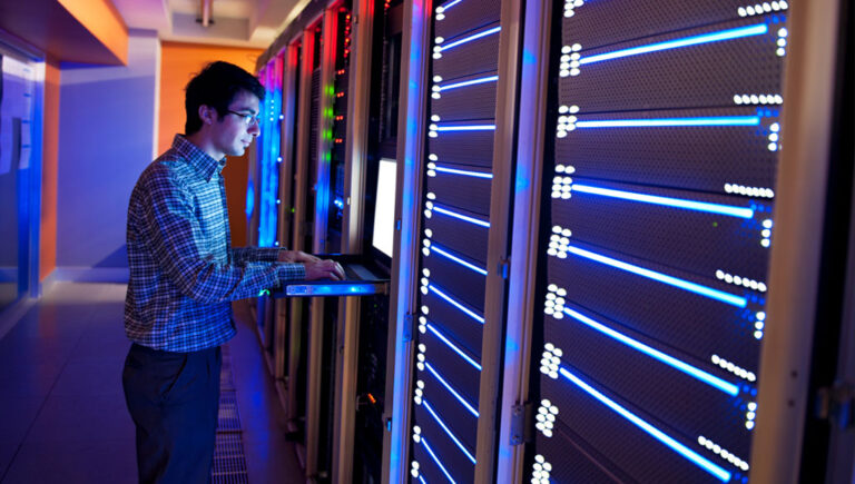 الأمن السيبراني والتهديدات الصاعدة في مقابلة مع نائب الرئيس الإقليمي لشركة كومفولت