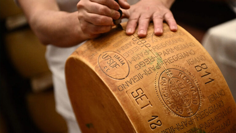 صانعو جبنة البارميزان يضعون شرائح إلكترونية قابلة للأكل فيها لمنع تزويرها