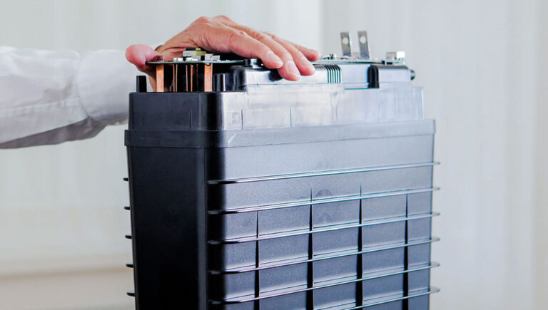 العلماء يطورون بطاريات الزنك-هواء كبديل أعلى كفاءة وأرخص من بطاريات الليثيوم-أيون