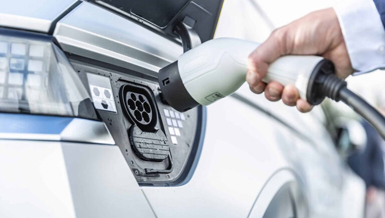 بطارية سيارات كهربائية جديدة تشحن بشكل كامل في 6 دقائق فقط