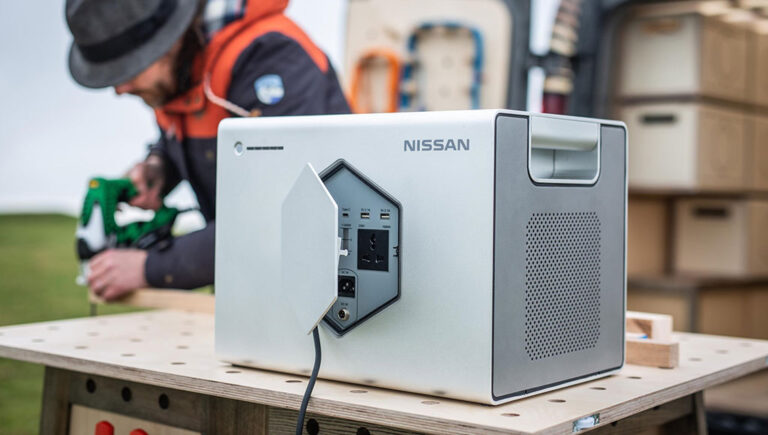 شركة نيسان تعيد استخدام بطاريات السيارات الكهربائية كبطاريات محمولة