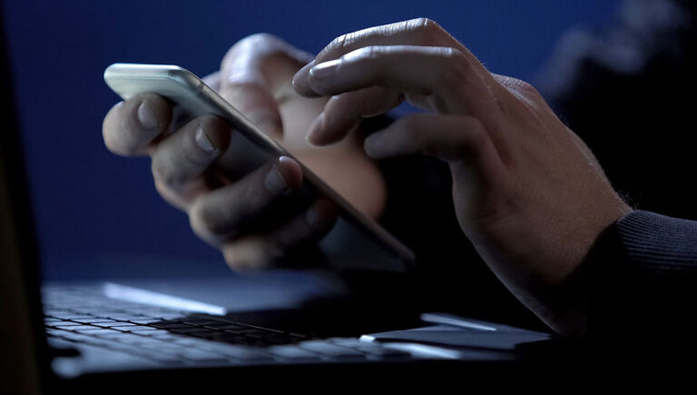 الشباب اليافعون أكثر عرضة للوقوع ضحايا للاحتيال من المسنين حتى