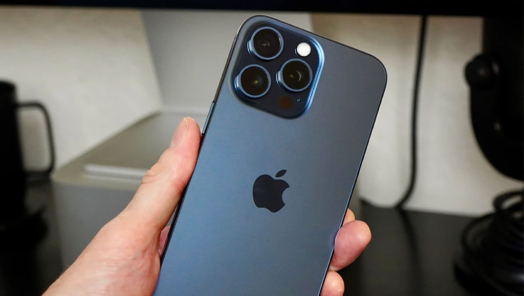 "أخطاء في النظام وبعض التطبيقات" هي سبب ارتفاع حرارة هواتف أيفون 15 وفق Apple