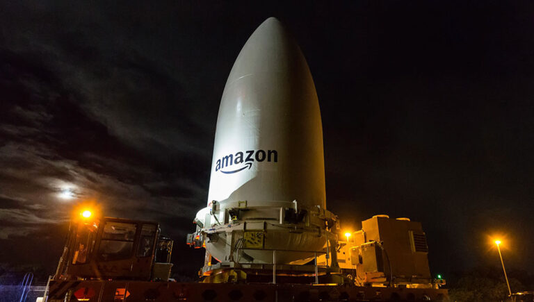 عودة منافسة بيزوس وماسك مع إطلاق أمازون أول قمر صناعي للإنترنت الفضائي