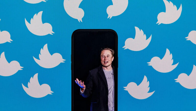 بعد عام من شراء إيلون ماسك لتويتر، المنصة تفقد أكثر من نصف عائداتها وتراكم الخسائر