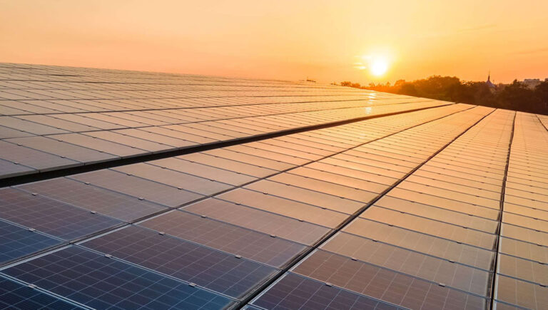 خلال 10 سنوات، انخفضت تكلفة توليد الطاقة الشمسية بنسبة 87%