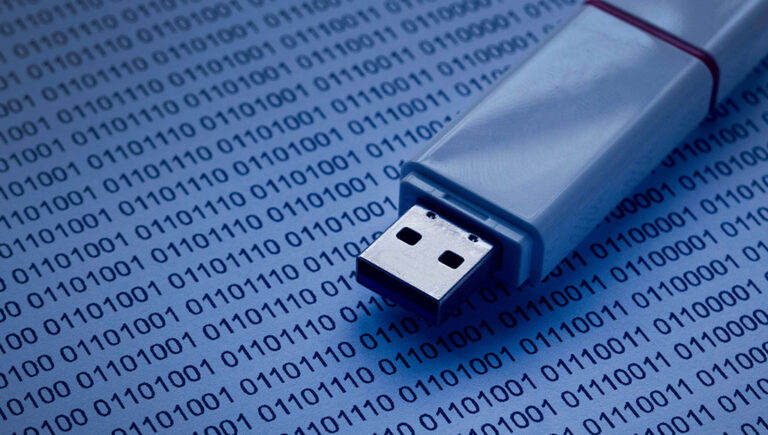 فلاشة تتضمن عمليات مالية - بعد هجمة إلكترونية كبرى، أكبر مصرف في العالم يتداول باستخدام «فلاشات»