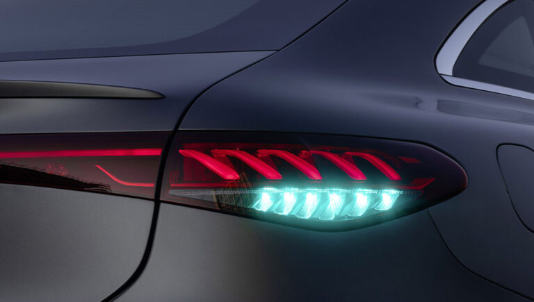 أضواء زرقاء لتنبيه السائقين الآخرين بأن سيارات مرسيدس بنز تقاد دون سائق