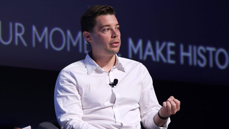 مسؤول كبير في OpenAI: توقعات تأثير الذكاء الاصطناعي على الشركات مبالغ بها