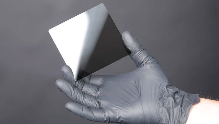 شركة تصمم ألواح سيراميك تتسع لبيانات بحجم 10,000 تيرا بايت وتحفظها للأبد