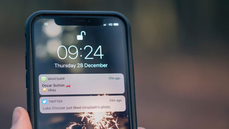 سيناتور أمريكي: الحكومات تتجسس على جميع مستخدمي الهواتف عبر الإشعارات