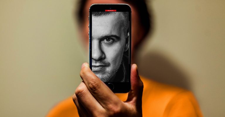 باستخدام التزييف العميق لمكالمة فيديو، محتالون يسرقون 25 مليون دولار أمريكي