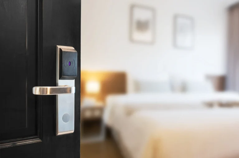 هاتف Android هو كل ما تحتاجه لفتح أي باب غرفة فندق تقريباً