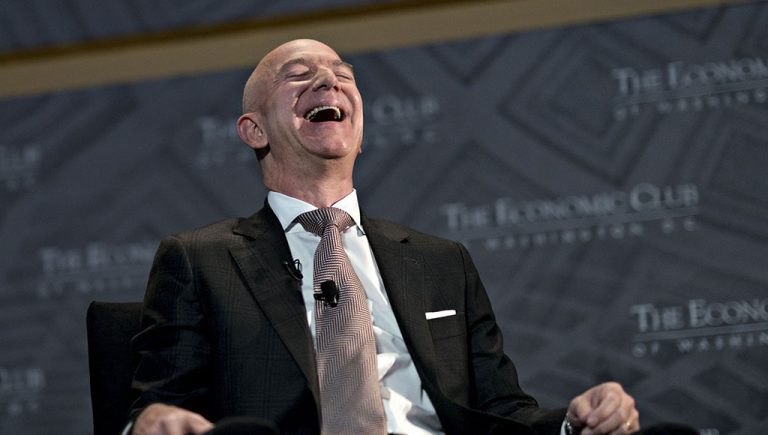 جيف بيزوس يزيح إيلون ماسك ويعود لصدارة ترتيب أثرياء العالم