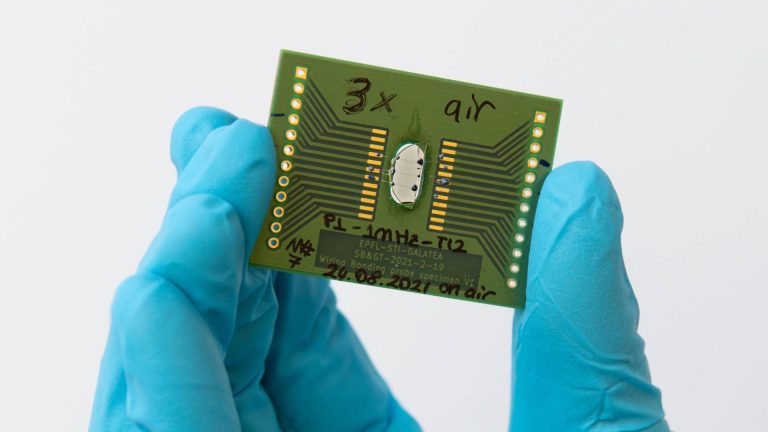 باحثون يبتكرون زجاجاً مبتكراً يولد الكهرباء من الضوء رغم شفافيته