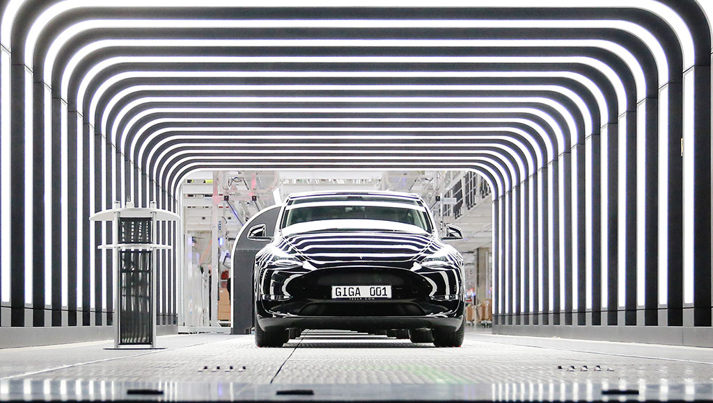 على خلفية تراجع مبيعاتها، Tesla تتخلى عن 10% من موظفيها حول العالم