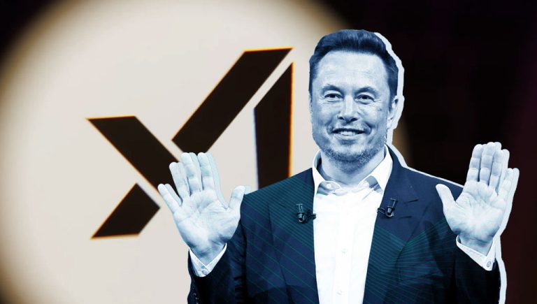 صورة إيلون ماسك، مع شعار شركته المتخصصة بالذكاء الاصطناعي xAI في خلفية الصورة