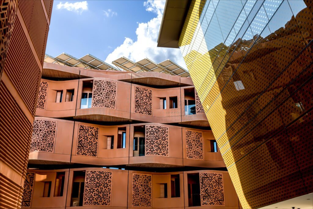 الظلال في مدينة مصدر المستدامة في أبوظبي