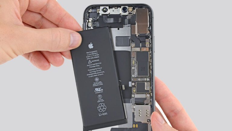 بطارية هاتف iPhone أثناء فكها - مصدر الصورة iFixit