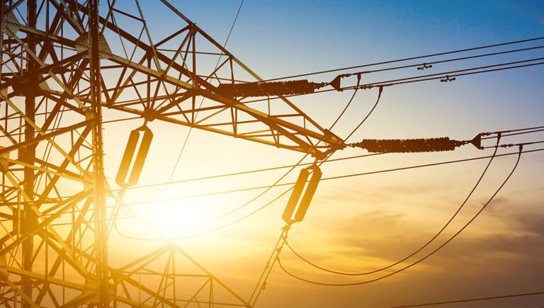 شبكة طاقة كهربائية في يوم حار