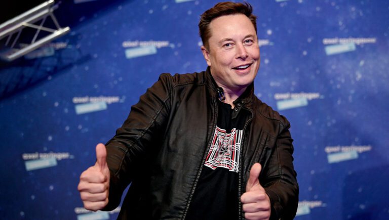 إيلون ماسك مبتسم