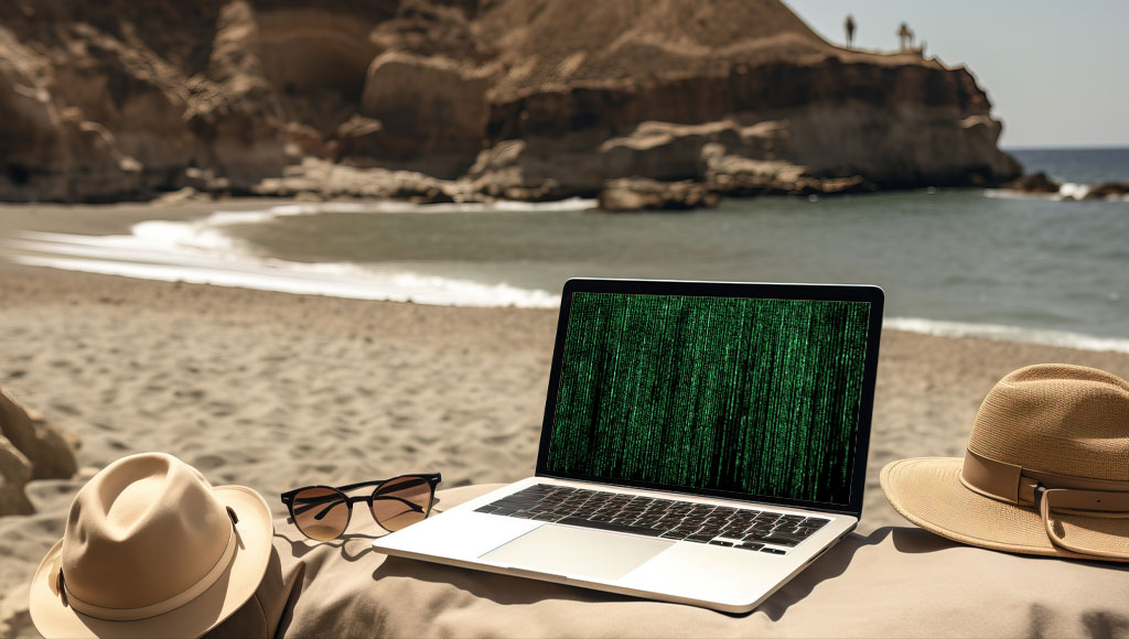 لابتوب على الشاطئ