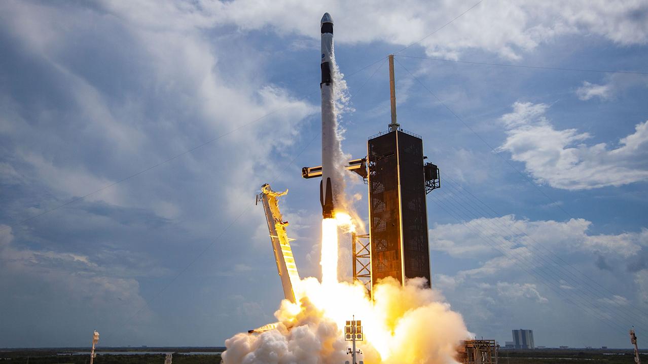 بعد مئات من المهمات الناجحة، فشل مفاجئ في مهمة لصاروخ Falcon 9 يحرج SpaceX