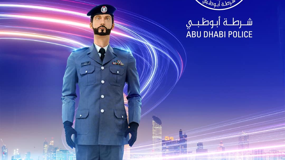 شرطي روبوت بالذكاء الاصطناعي يخاطب المارّة ويوجه السائقين رفقة شرطة أبوظبي